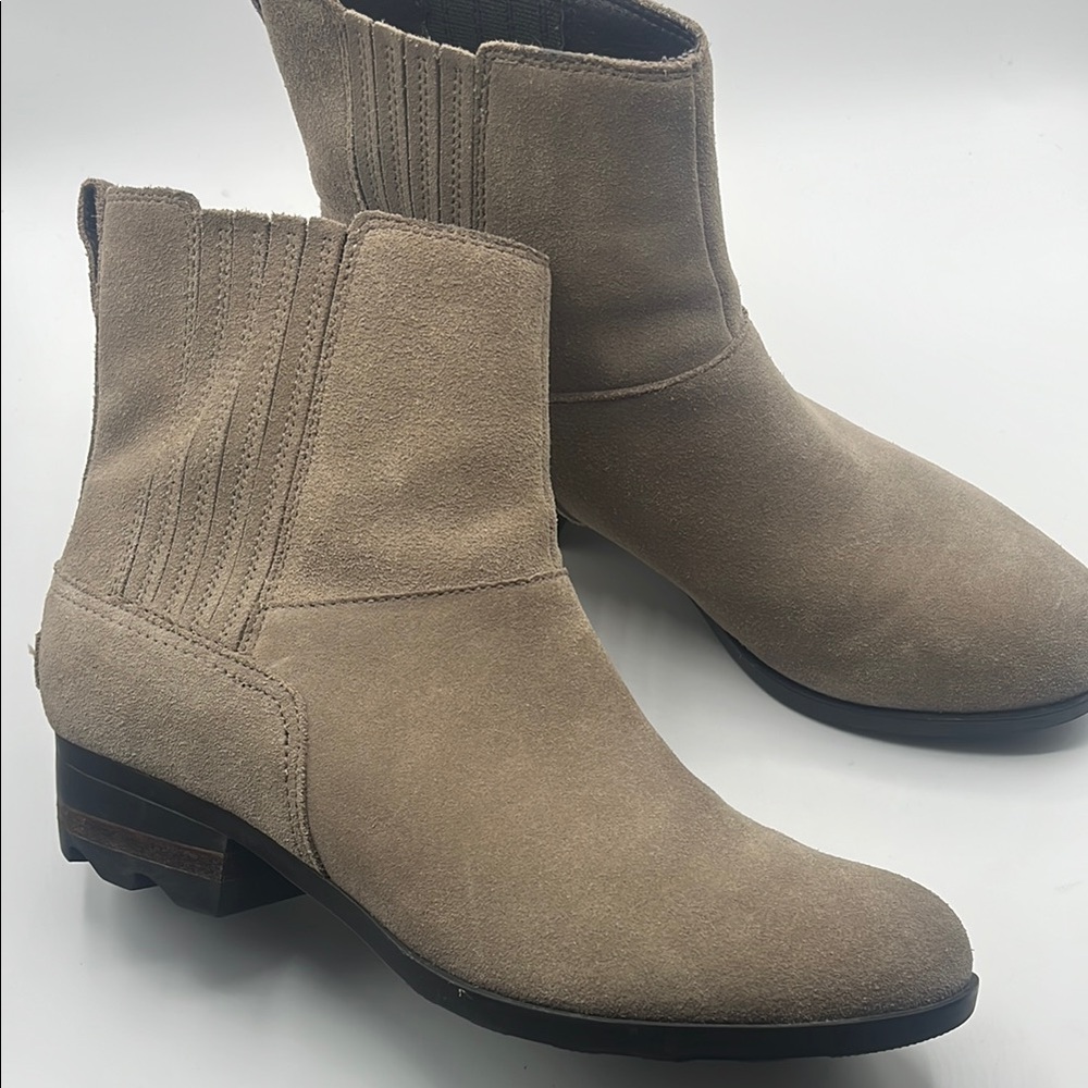 Sorel Tan Ankle Boots with Elastic Panels